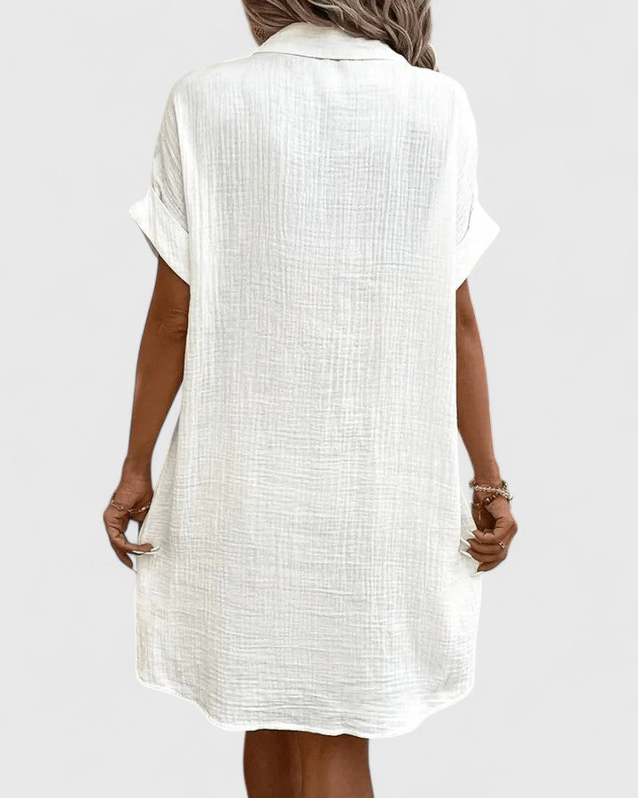 Rückenansicht des vielseitigen Damen Sommer Midi-Kleides. Entspannter Schnitt für den Alltag.