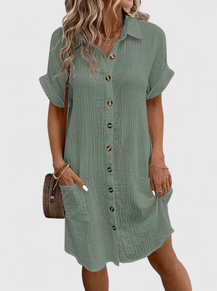 Dame trägt entspanntes Sommer Midi-Kleid. Ein bequemes Damenkleid für stilvolle Frühlingstage.