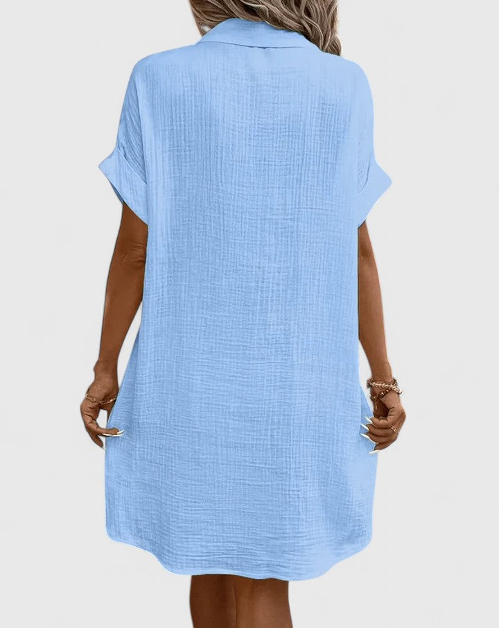 Detailaufnahme des fließenden Stoffes am Damen Sommer Midi-Kleid. Elegant & luftig für den Alltag.
