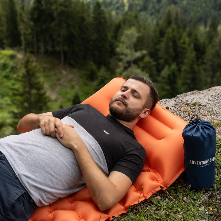 Detaillierte Ansicht der Oberfläche der ultraleichten Trekking Isomatte, mit integrierter Pumpe.