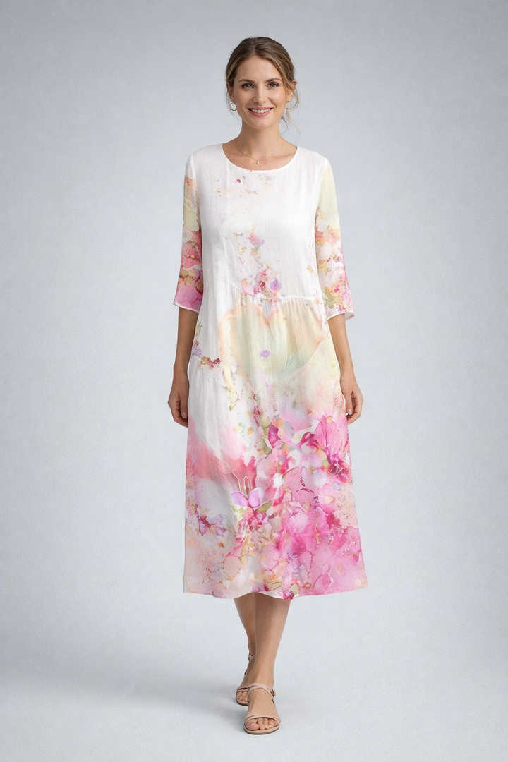 Detailaufnahme des lebendigen Blumenmusters auf dem eleganten Damen Sommer Midikleid. Perfekt für Freizeit & Party.