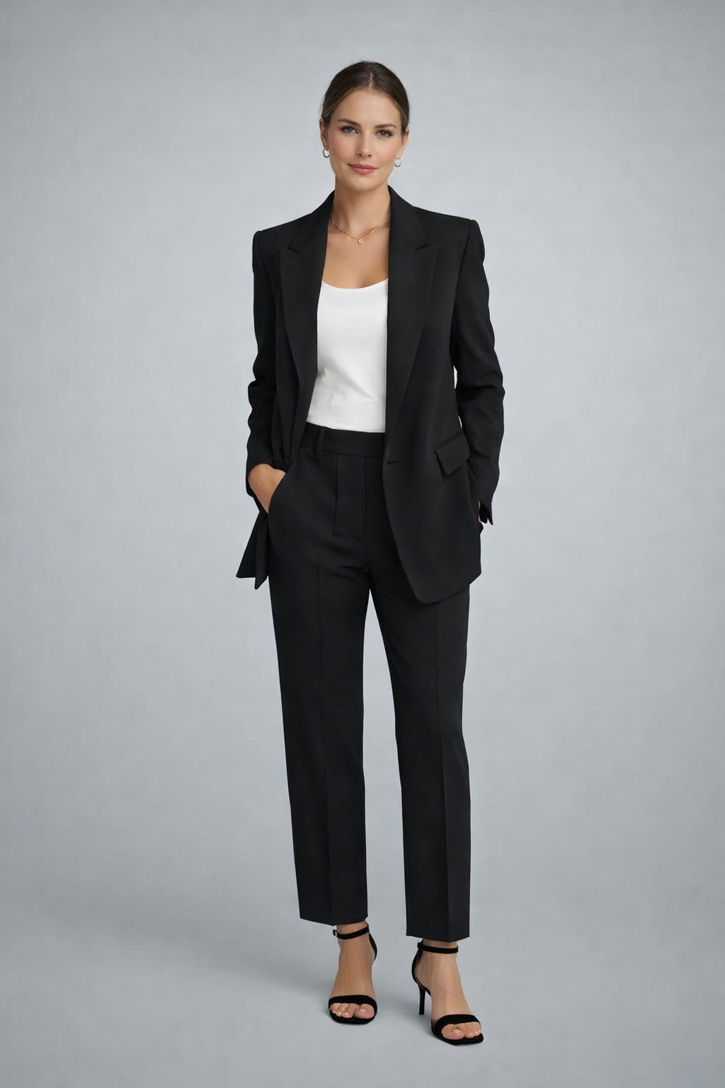 Eleganter Damen Hosenanzug in stilvollem Design. Perfekt für Business und formelle Anlässe.