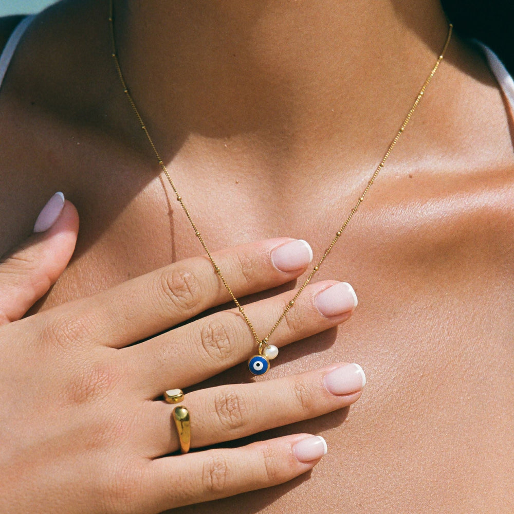Elegante Goldkette mit Nazar Auge Anhänger & glänzender Süßwasserperle für Damen. Wasserfest & stilvoll.