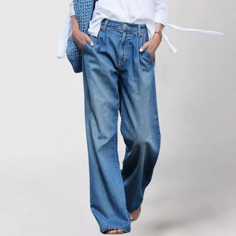 Klassische blaue Damen Straight Leg Jeans, vielseitig kombinierbar. Zeitlose, bequeme Freizeitjeans für Herbst & Winter.