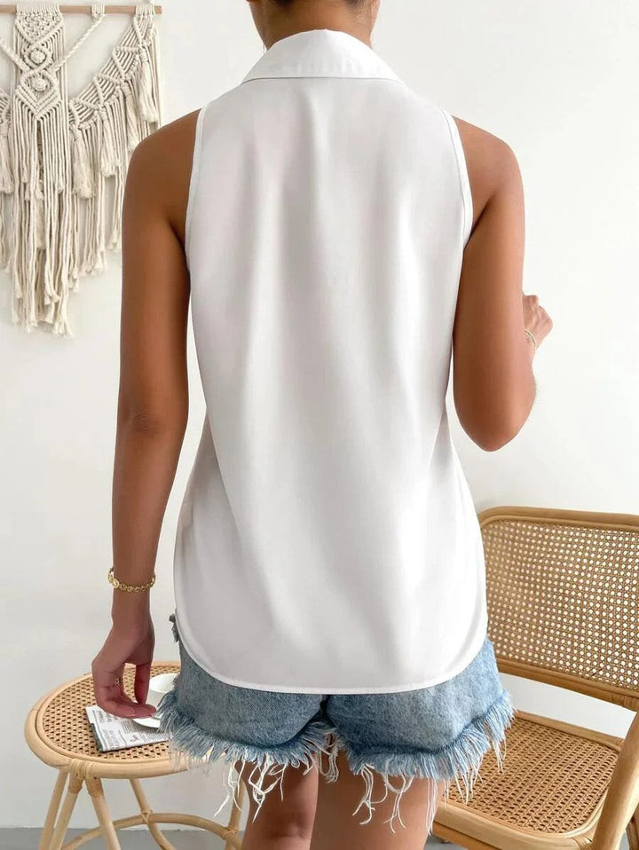 Weiße ärmellose Damenbluse mit elegantem Kragen, perfekt für sommerliche Outfits im Büro oder Alltag.