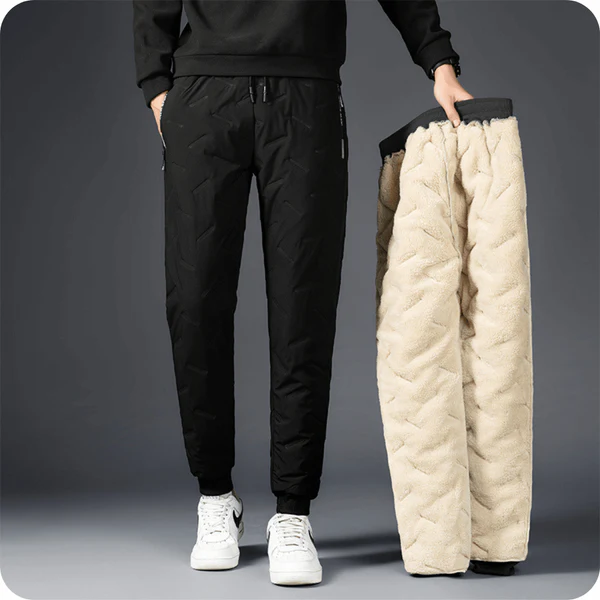 Nahaufnahme: Elastikbund der warmen Herren Winter Thermohose. Flexibel, wasserabweisend & atmungsaktiv für Outdoor.