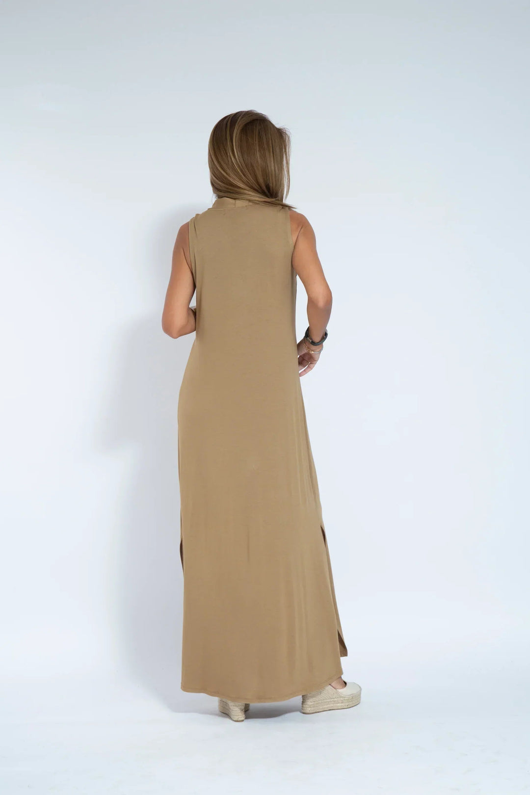 Langes, fließendes Damen Maxikleid mit tiefem V-Ausschnitt; ärmellos, unifarben, elegante Silhouette.