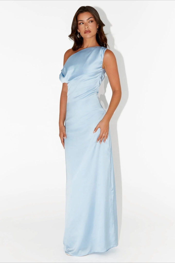 Elegantes asymmetrisches Damen Maxikleid mit fließender Drapierung, ideal als Abendkleid.