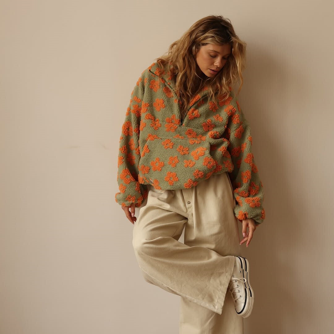 Damenpullover im Herbstlook mit lockerem Schnitt und elegantem Blumen-Print. Vielseitiges Alltags-Oberteil.