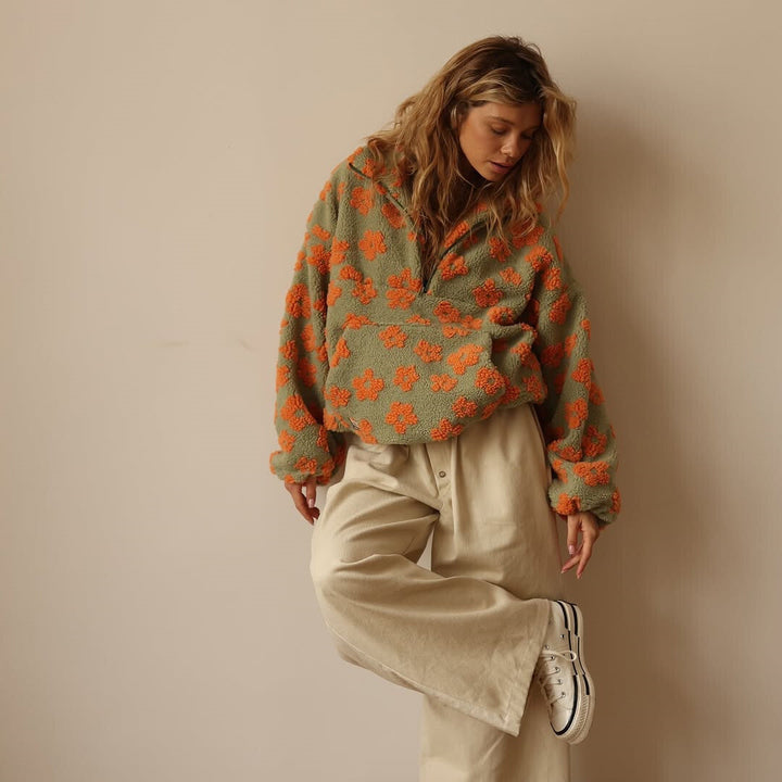 Damenpullover im Herbstlook mit lockerem Schnitt und elegantem Blumen-Print. Vielseitiges Alltags-Oberteil.