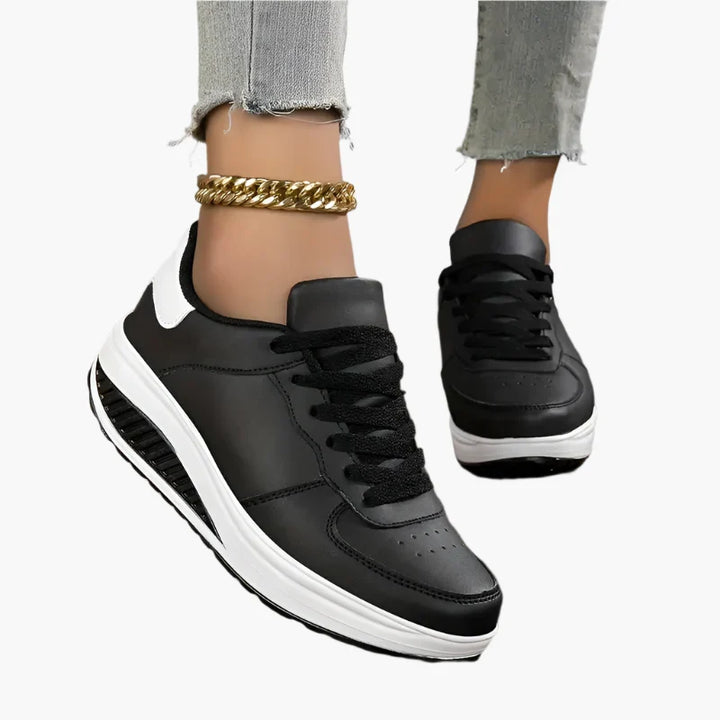 Nahaufnahme von trendigen Damen Sneakern. Modische Damenschuhe mit sportlichem Design & hoher Bequemlichkeit.