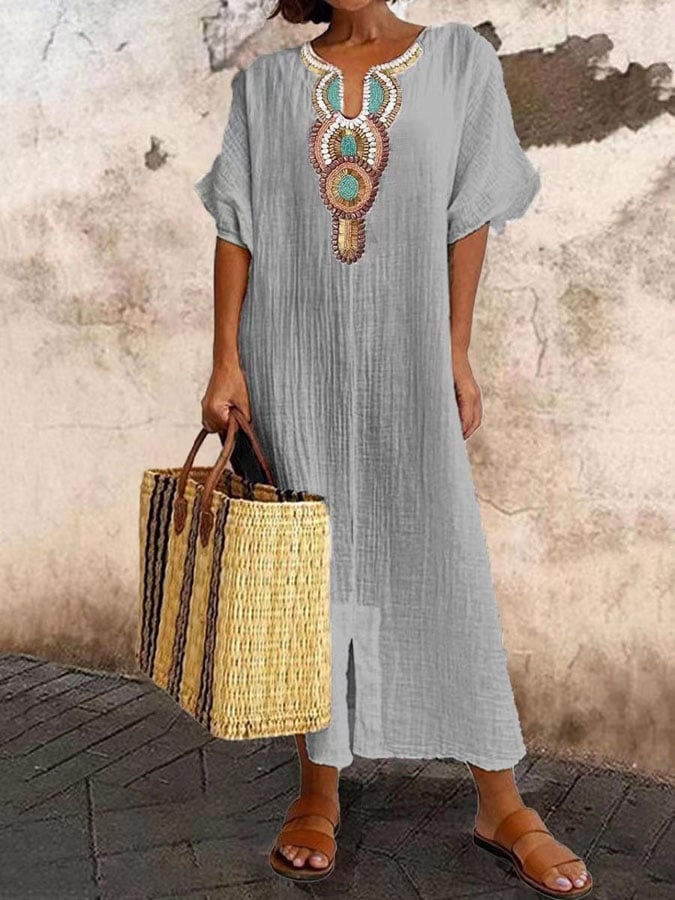 Stilvolles Damen Maxikleid, Kaftan-Stil, mit aufwendigen Stickereien. Ein Must-have für Ihre Sommergarderobe.