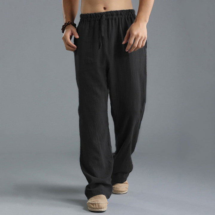 Elegante schwarze Herrenhose im entspannten Schnitt, perfekt für lässige Eleganz oder Abendlooks.