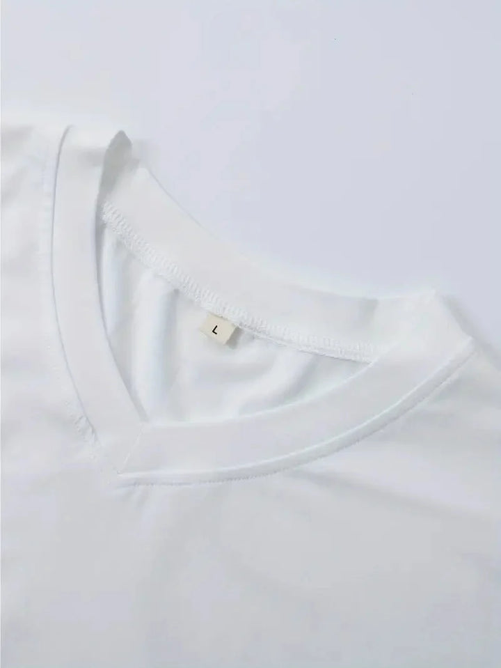 Marineblaues Slim Fit V-Ausschnitt T-Shirt für Herren, unter einem Hemd getragen.