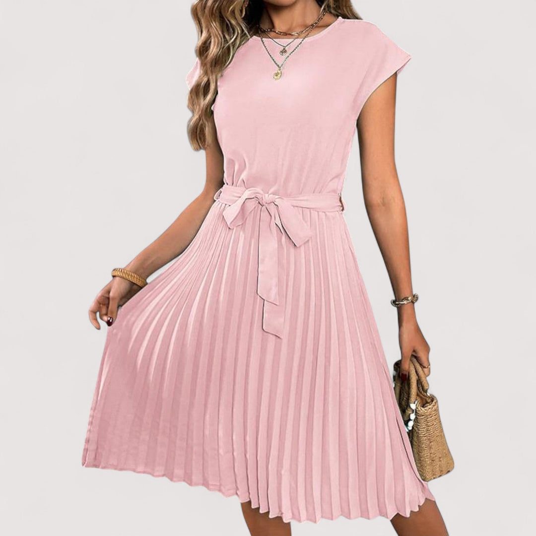 Frau trägt elegantes, langes Sommerkleid; locker, atmungsaktiv & bequem für warme Sommertage.
