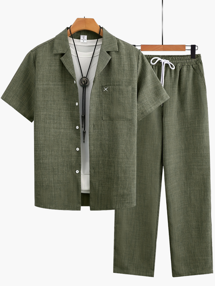 Modisches Herren Set: Atmungsaktives Kurzarmhemd & leichte Hose für den Sommer.
