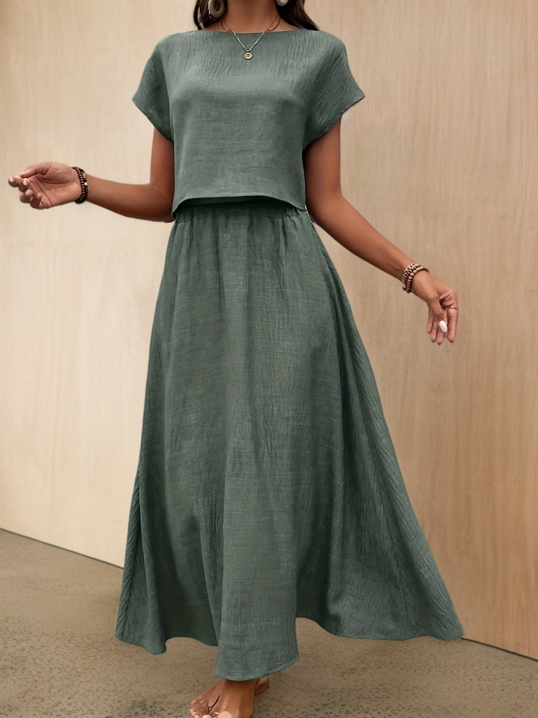 Himmelblaues zweiteiliges Sommer-Set für Damen: Trendiges Crop Top und eleganter Maxirock.