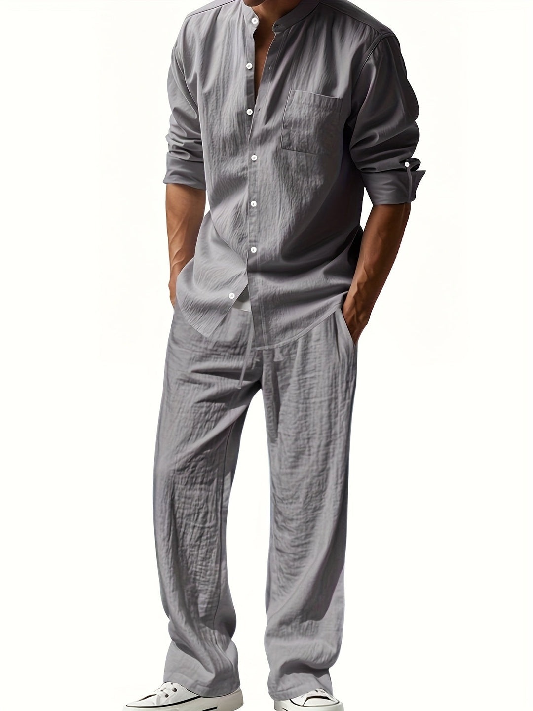 Mann im bequemen, luftigen Herren Sommer Zweiteiler mit Stehkragen Hemd & Relaxed Fit Hose für Urlaub.