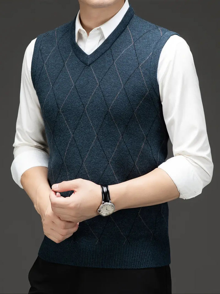 Mann trägt stylischen Slim Fit Strick-Bodywarmer mit V-Ausschnitt, elegant und bequem.