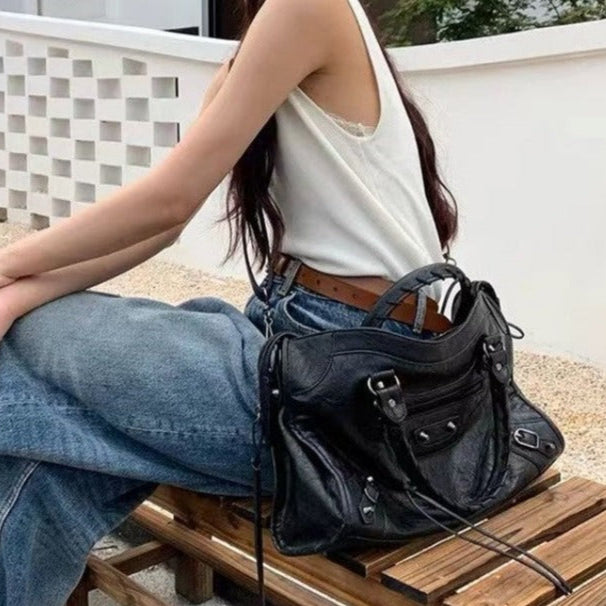 Funktionale schwarze Damen Umhängetasche Astrid mit Organizer & Reißverschluss für den täglichen Gebrauch.