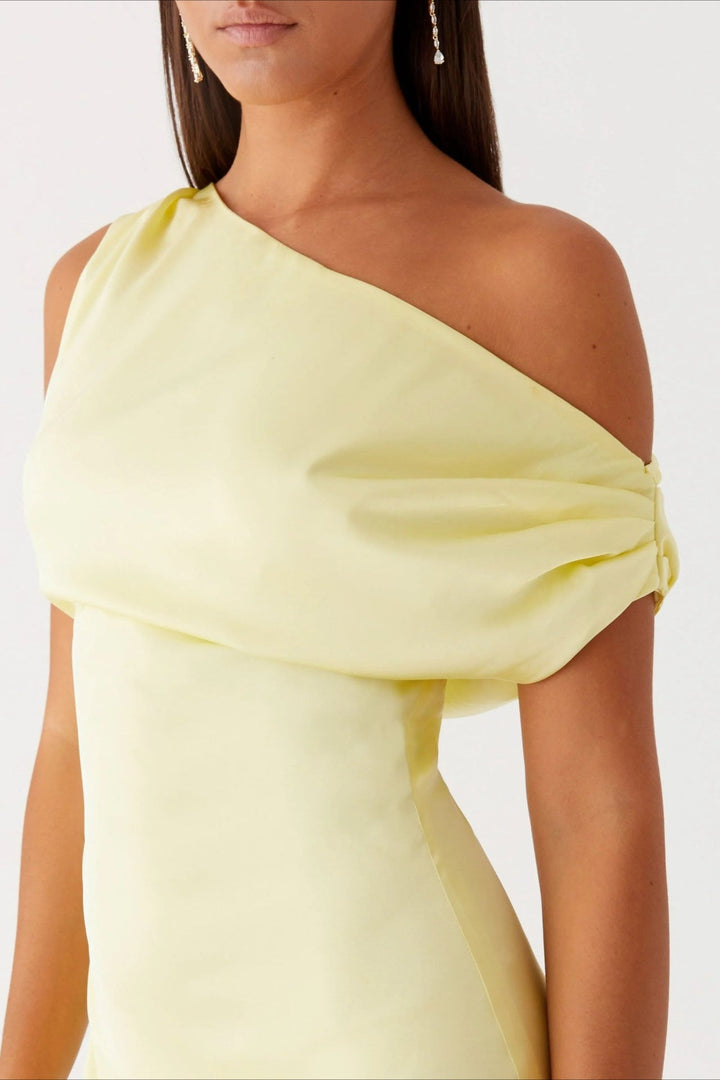 Festliches Damen Maxikleid, asymmetrisch geschnitten, eleganter Stil für besondere Gelegenheiten.