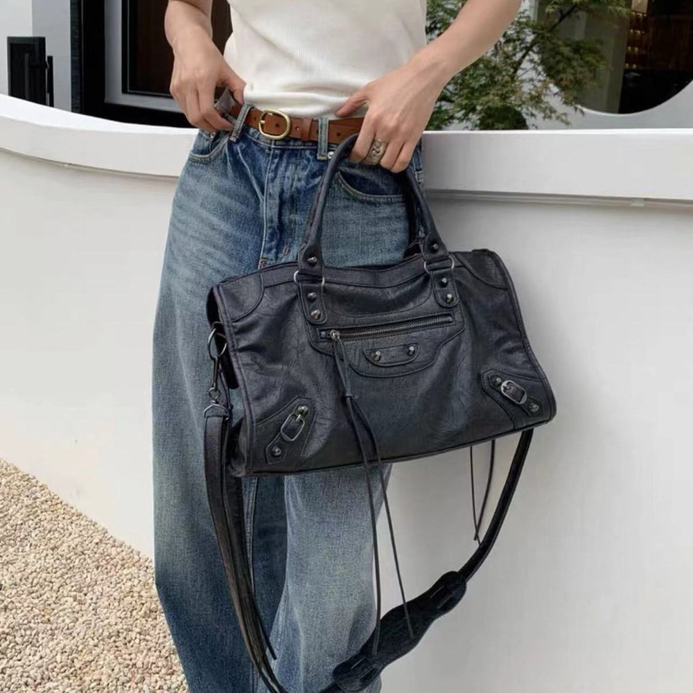 Vielseitige schwarze Damenhandtasche Astrid mit verstellbarem Schulterriemen, perfekt als moderne Alltagstasche.