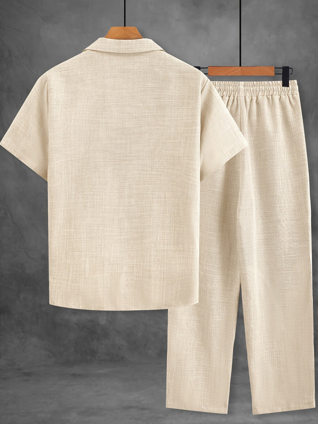 Lässiges Herren Outfit: Elegantes Kurzarmhemd & weite Hose für Sommertage.