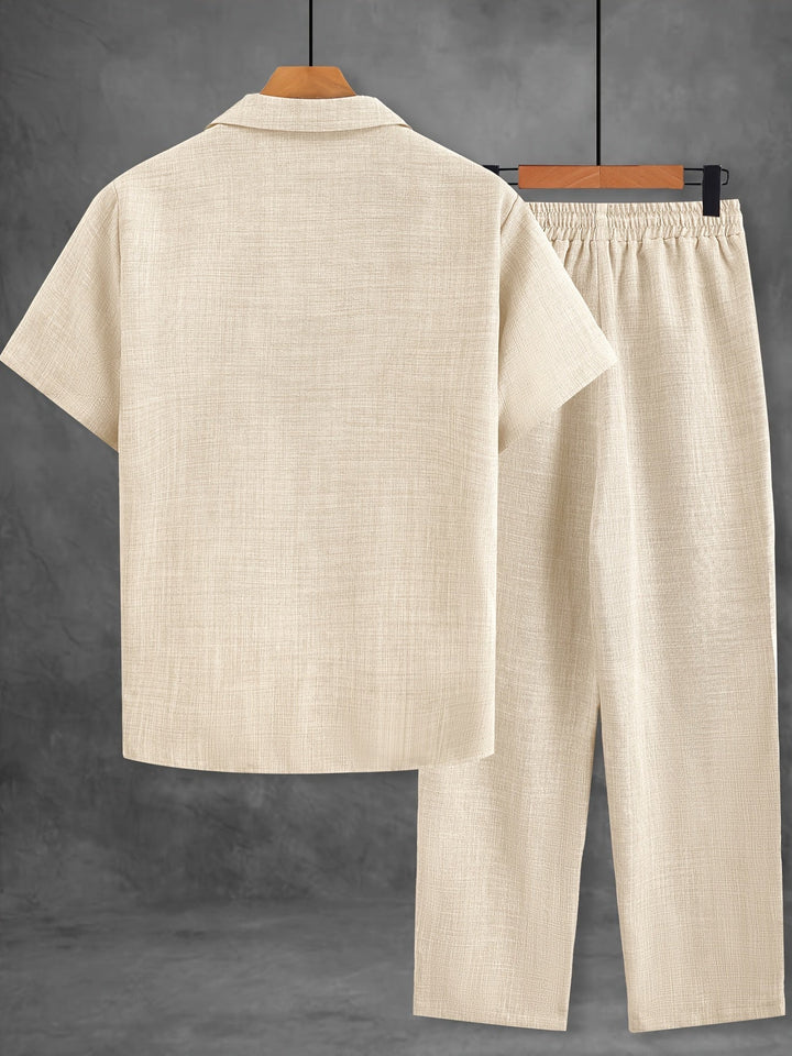 Lässiges Herren Outfit: Elegantes Kurzarmhemd & weite Hose für Sommertage.