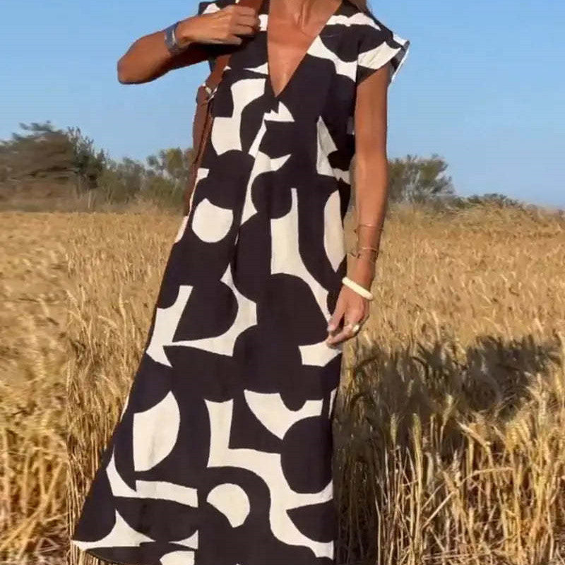 Detailansicht: Fließendes Damen Maxikleid mit lebhaftem Print, V-Ausschnitt und lockerer Passform. Ideal für den Sommer.
