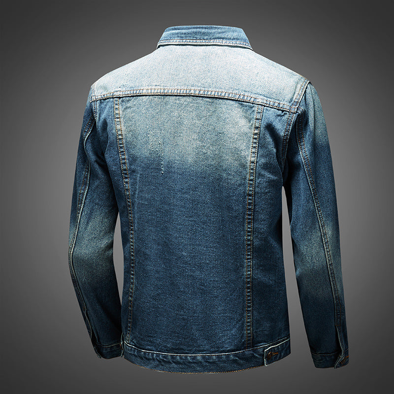 Stilvolle blaue Herren Denimjacke, ideal als Casual Übergangsjacke für Herbst & Frühling. Klassische Herrenmode.