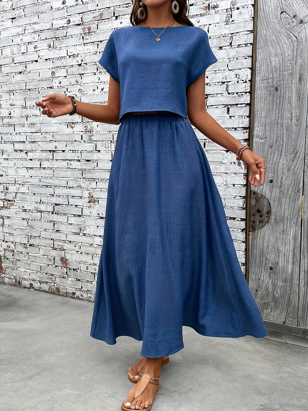 Zweiteiliges Damen-Sommer-Set in Himmelblau: Modisches Crop Top und langer Rock für Freizeit.