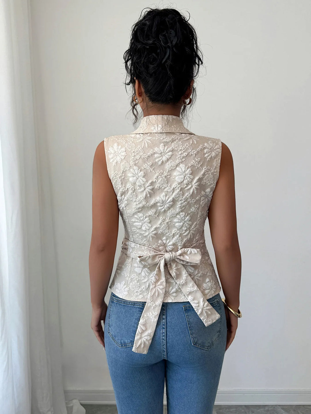 Elegantes, fließendes Damen Top in Aprikose mit Blumenmuster und femininen Rüschendetails.