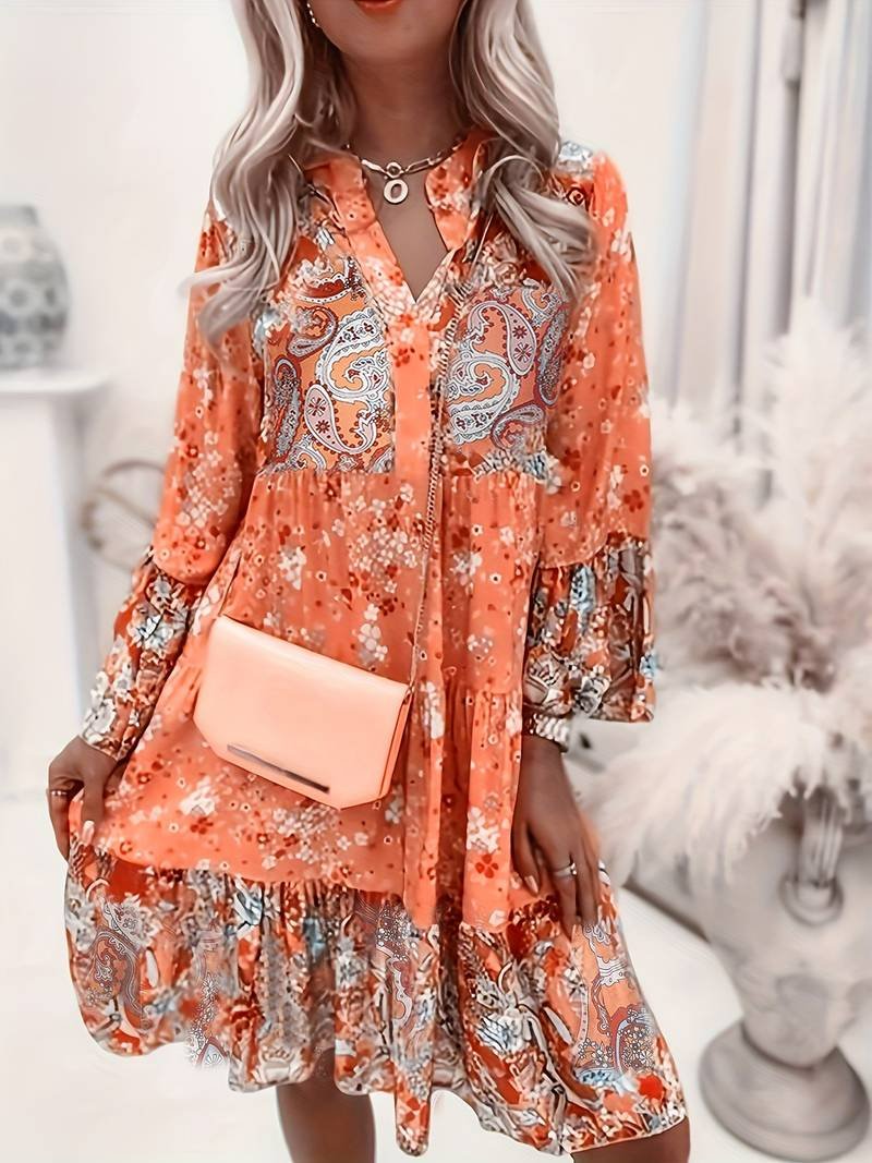 Romantisches Damen Midikleid mit geblümtem Muster, tiefem V-Ausschnitt & fließendem Langarm für Boho-Look.
