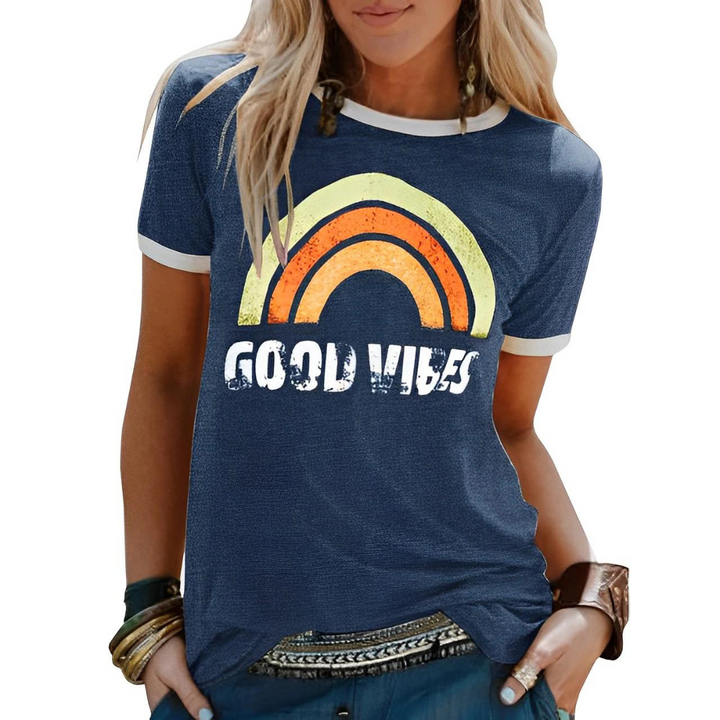 Damen T-Shirt Regular Fit mit lebendigem Regenbogenmuster, Kurzarm & Rundhals für einen fröhlichen Sommerlook.