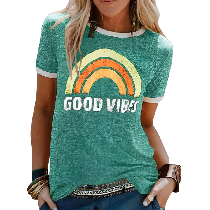 Vibrantes Damen T-Shirt mit buntem Regenbogenmuster, weicher Stoff, Regular Fit für Komfort im Sommer.