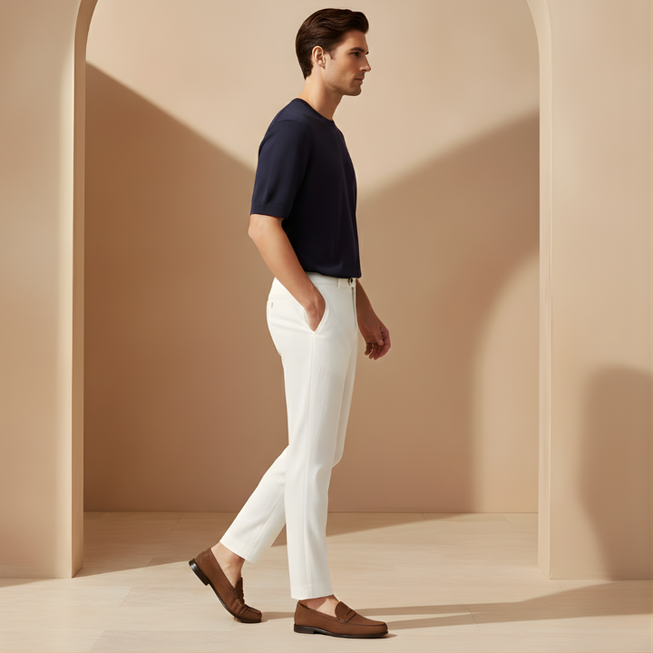 Weiße Herren Stoffhose, stilvoll für Sommerabende und Freizeit. Zeitloser Klassiker mit hohem Komfort.