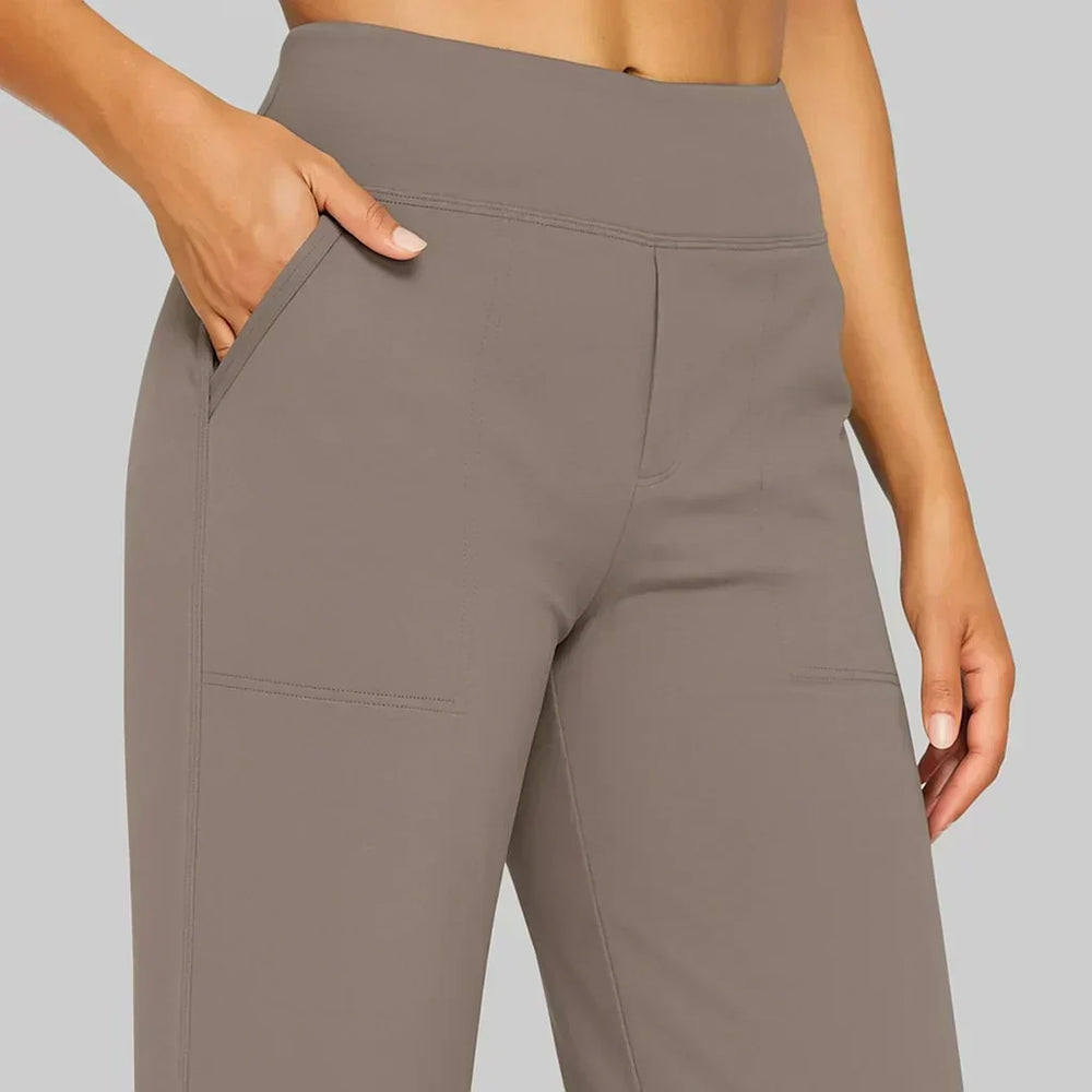 Warme Damen Outdoorjacke mit Kälteschutz, ideal für den Winteralltag und Freizeit.