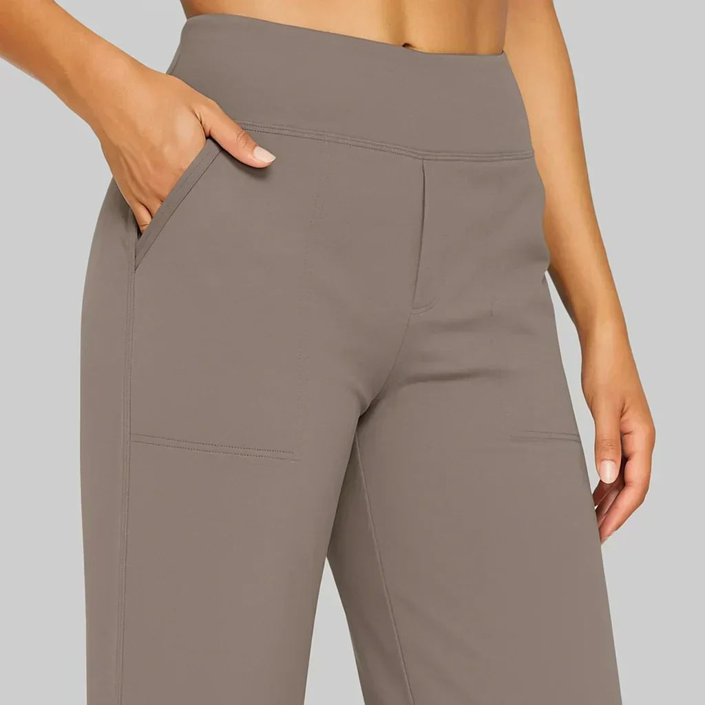 Warme Damen Outdoorjacke mit Kälteschutz, ideal für den Winteralltag und Freizeit.