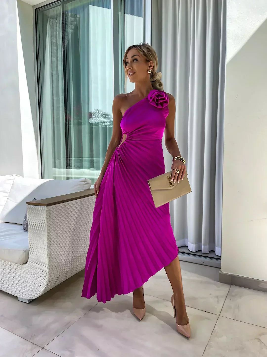 Sommerliches Festkleid für Damen, langes gestuftes Design, ideal für warme Abende.
