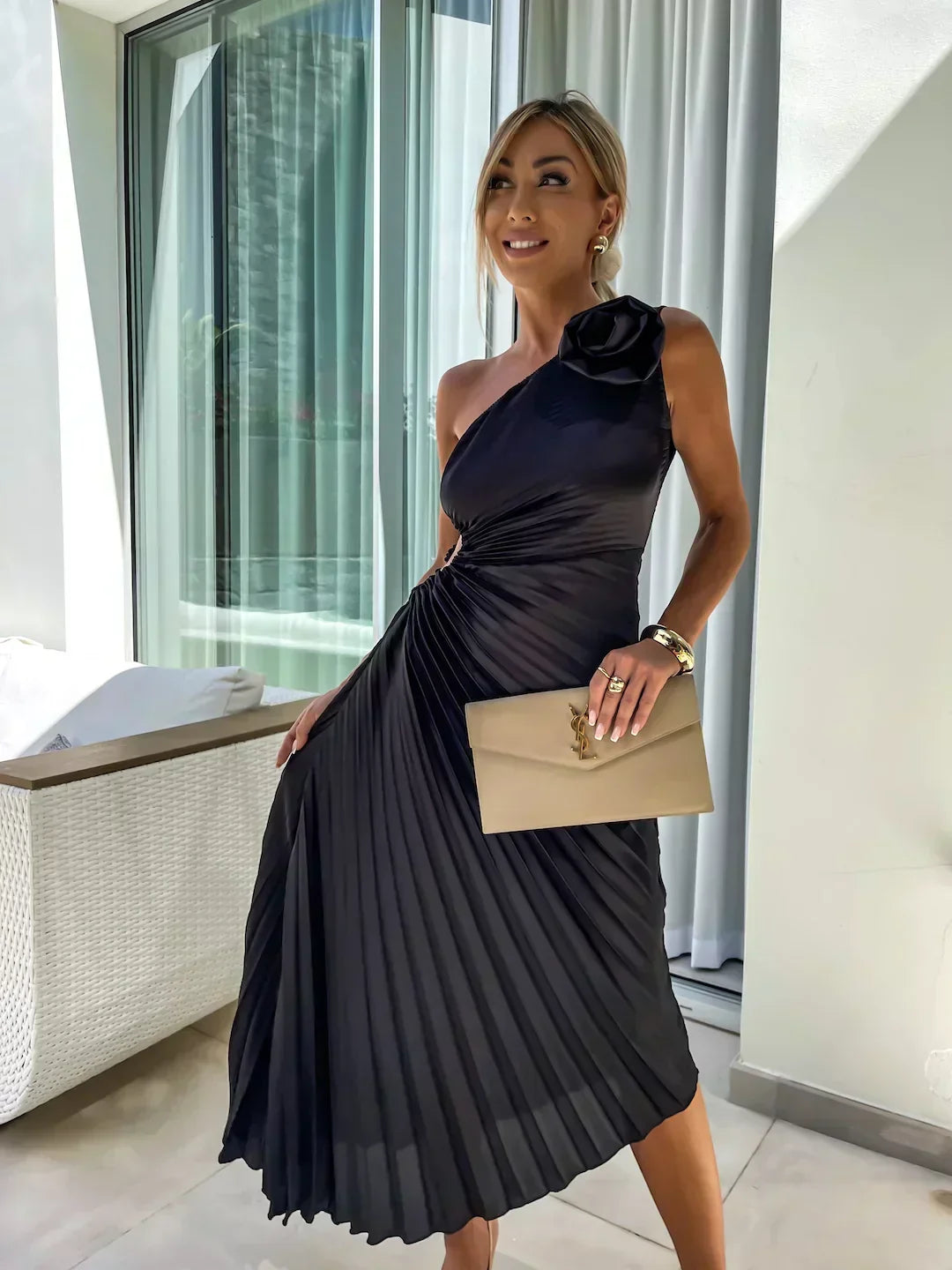 Damen Abendkleid mit schmeichelhaftem V-Ausschnitt und gestuftem Rock, festlich und modisch.