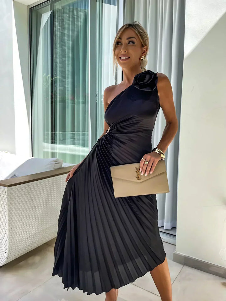 Damen Abendkleid mit schmeichelhaftem V-Ausschnitt und gestuftem Rock, festlich und modisch.