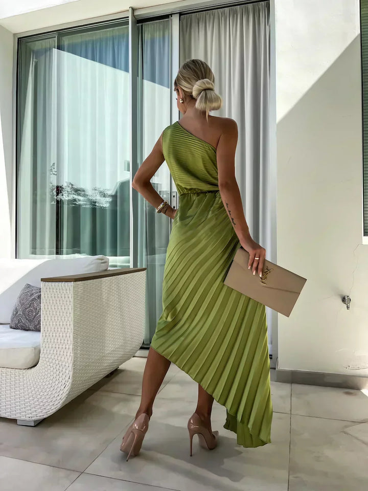 Luftiges frühlingshaftes Maxikleid für Damen, gestuftes Design, ideal für festliche Anlässe.