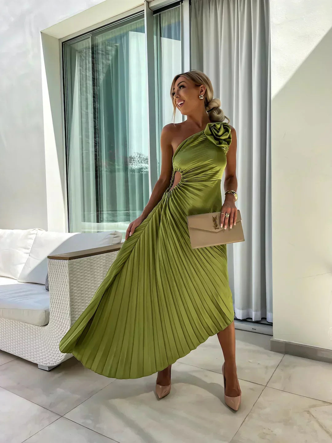 Gestuftes ärmelloses Damen Maxikleid, ideales festliches Sommerkleid für besondere Anlässe.