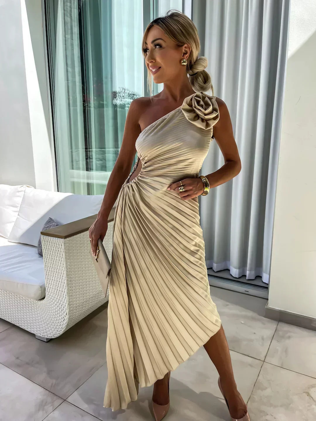 Schickes Damen Maxikleid als Hochzeitsgastkleid, mit V-Ausschnitt und gestuftem Saum.
