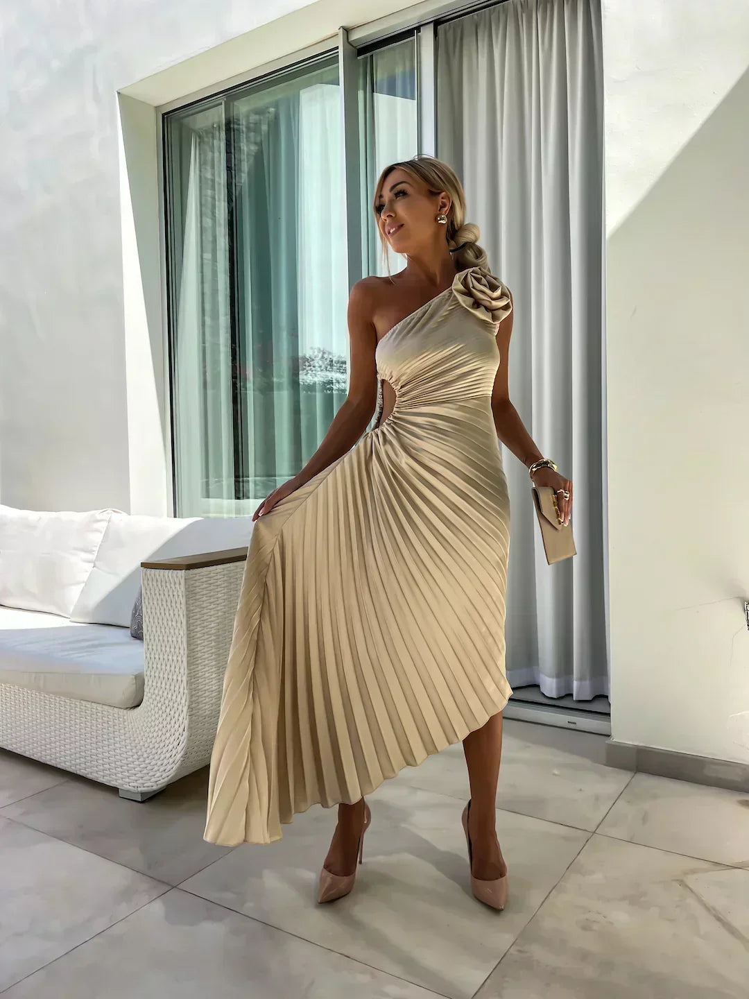 Damen Festkleid, langes ärmelloses Maxikleid mit elegantem gestuftem Schnitt.