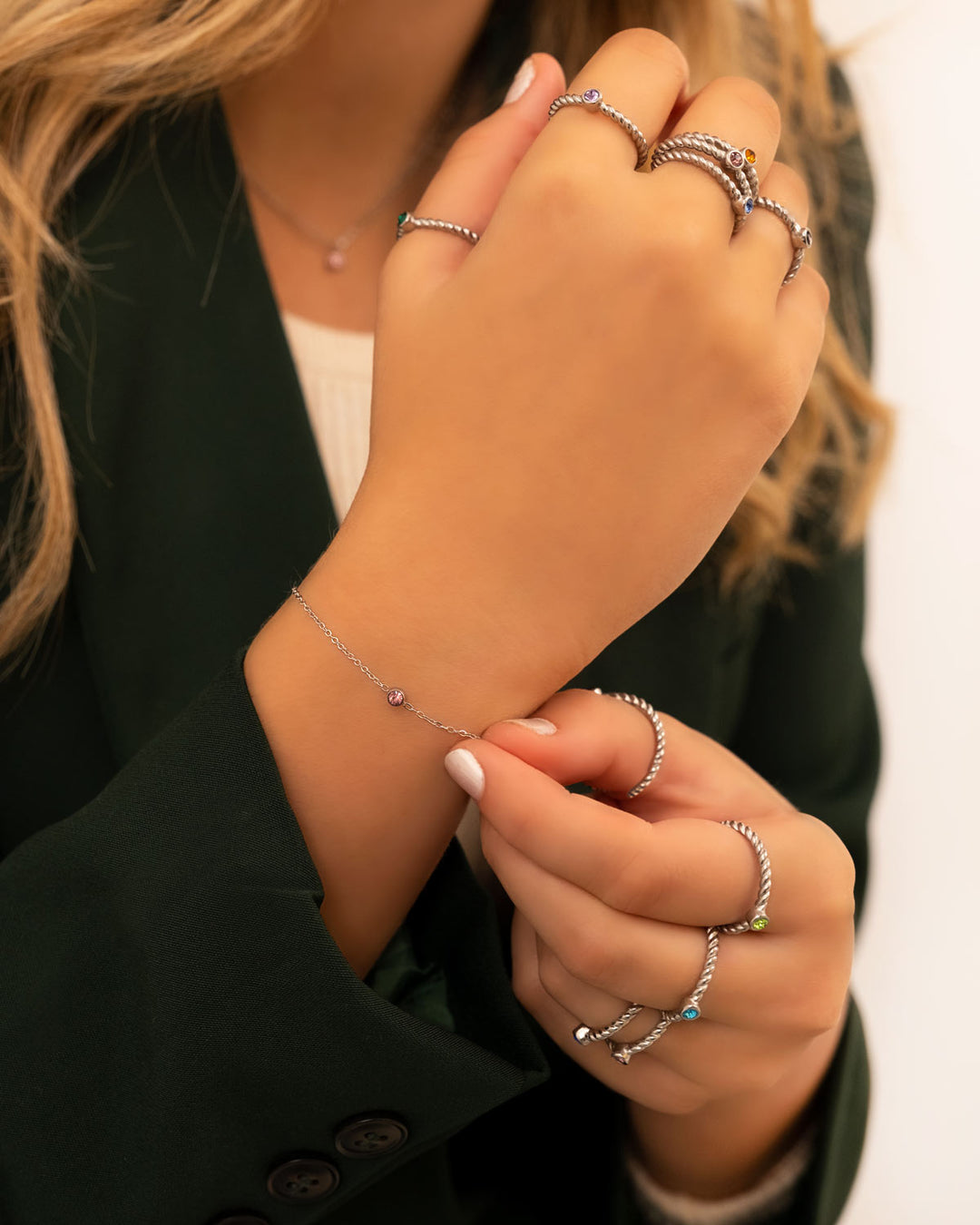 Personalisiertes Geschenk: Damenarmband mit rundem Geburtsstein, Gold.