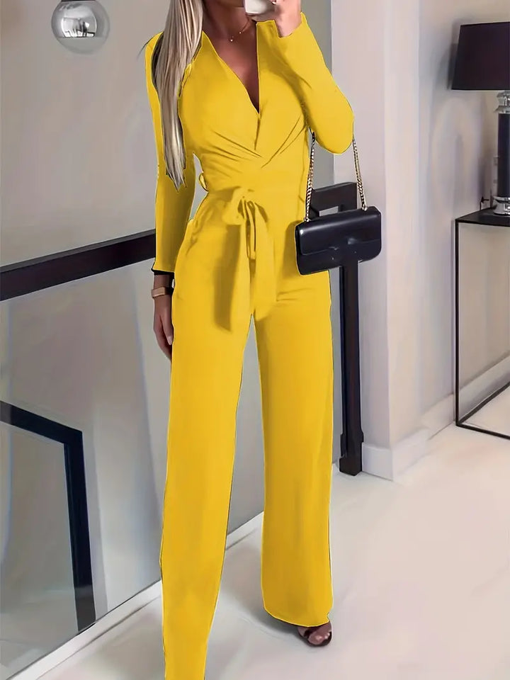 Stilvoller Damen Jumpsuit mit Gürtel, V-Ausschnitt und weitem Bein für eine elegante Silhouette.