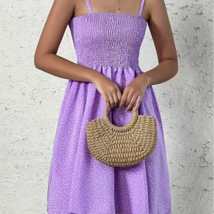 Modisches, luftiges Damenkleid mit Punkten, rückenfrei geschnitten, für einen frischen Sommerlook.