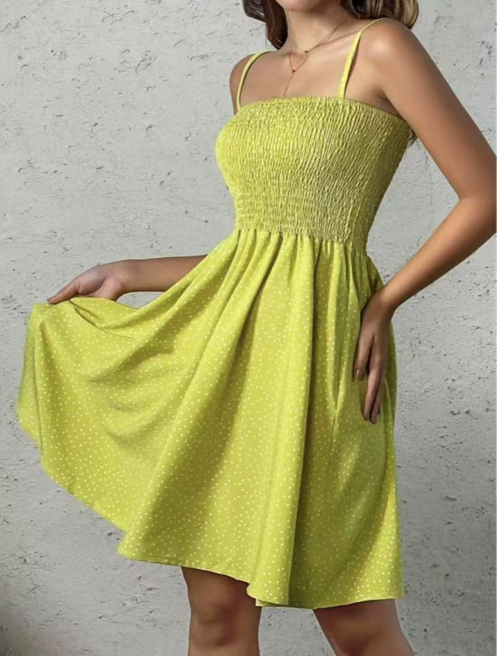 Rückenfreies, gepunktetes Damenkleid, luftig & elegant, ideal als Sommer-Midikleid.