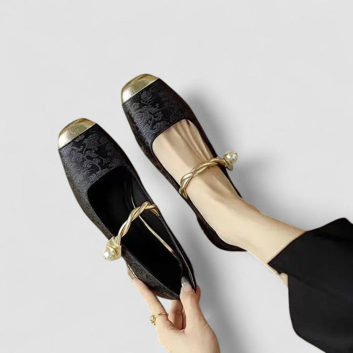 Verstellbarer Riemen der eleganten, orthopädischen Mary Jane Komfortschuhe für Damen. Klassisch bequem.